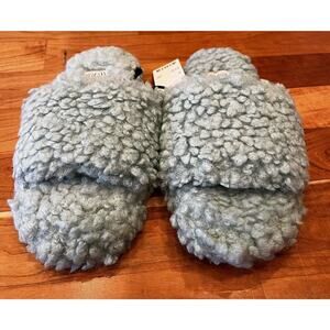 NWT Urban Outfitters Fuzzy Fluffy Bath Slippers Size Medium Women’s Green